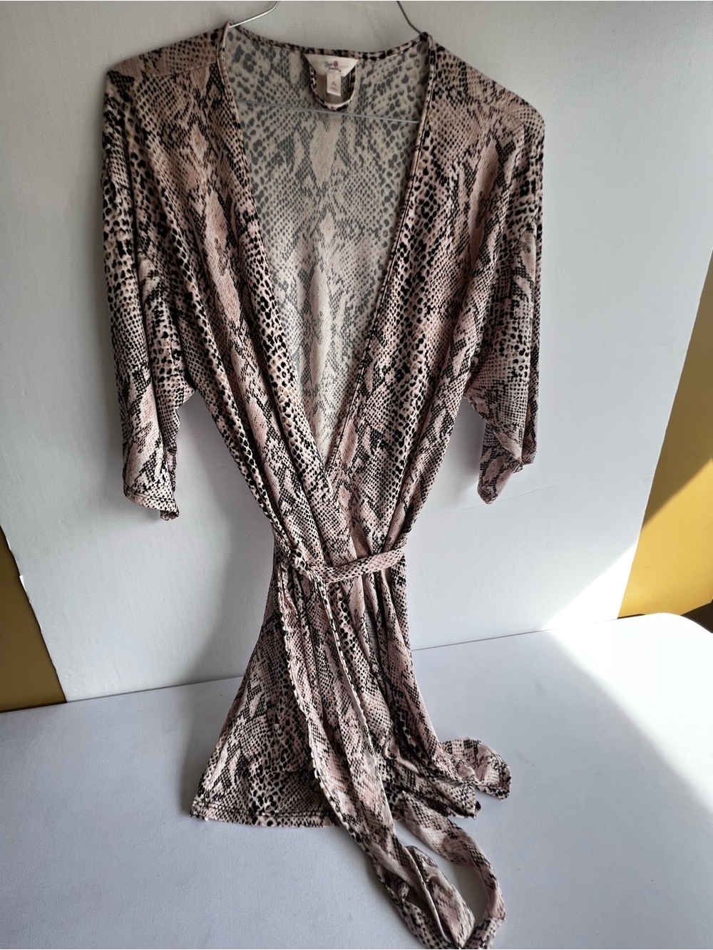 SECRET TREASURE ROBE CROSS-OVER TIE  PINK & DARK BROWN SNAKESKIN PRINT. 
MEDIUM